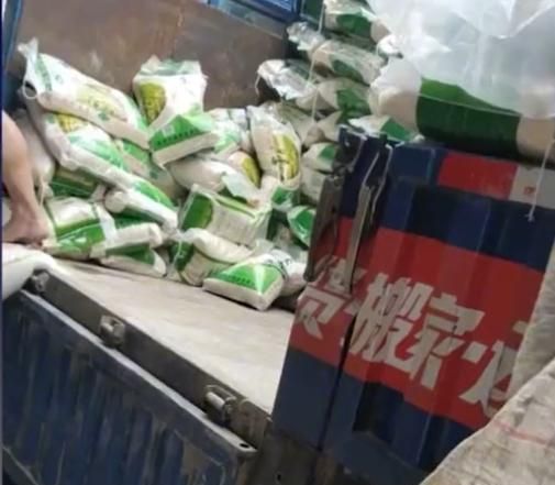 安徽一男子为方便搬运大米,用米袋造了一座桥,网友在评论区吵翻休闲区蓝鸢梦想 - Www.slyday.coM 安徽一男子为方便搬运大米,用米袋造了一座桥,网友在评论区吵翻休闲区蓝鸢梦想 - Www.slyday.coM