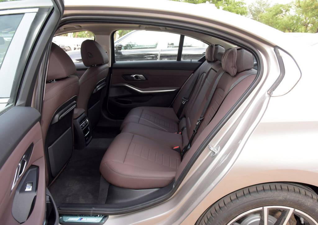 宝马3系长轴版后排