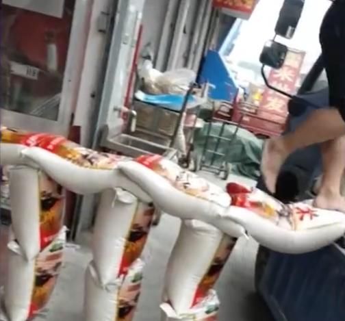 安徽一男子为方便搬运大米,用米袋造了一座桥,网友在评论区吵翻休闲区蓝鸢梦想 - Www.slyday.coM 安徽一男子为方便搬运大米,用米袋造了一座桥,网友在评论区吵翻休闲区蓝鸢梦想 - Www.slyday.coM