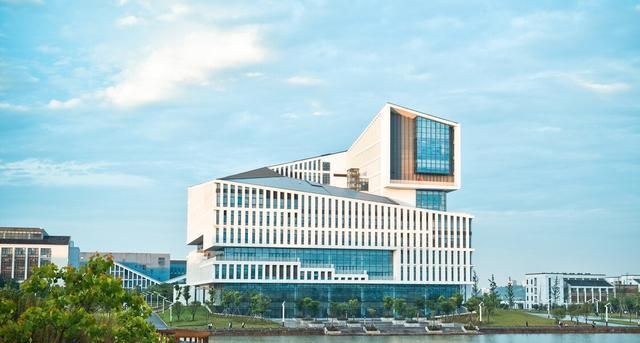 学校被指定为全国重点大学,当时是32所重点工科大学之一,是当时中部