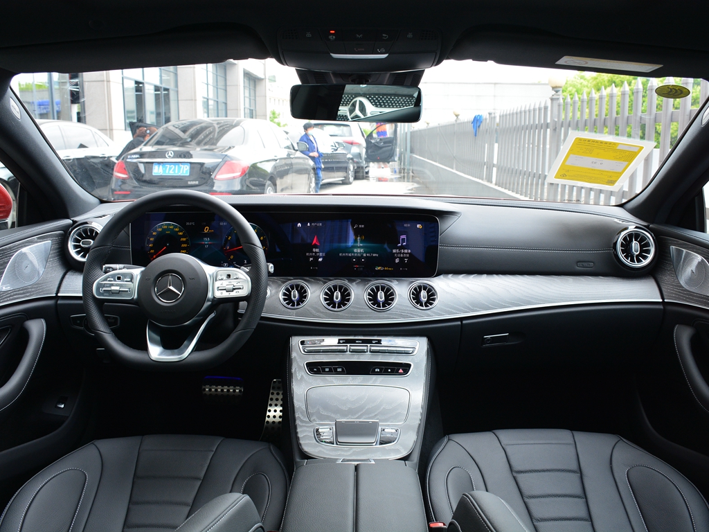 分别是2021款 奔驰cls级 cls 300 动感型(以下简称奔驰cls级)及2021款