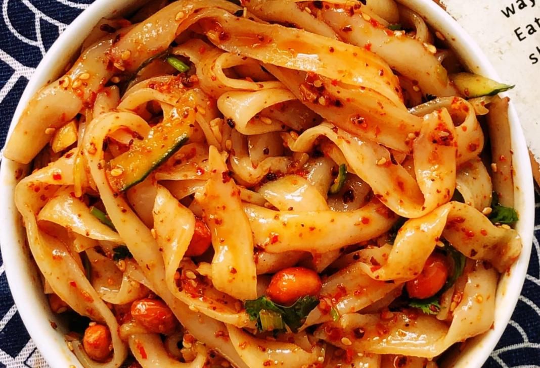 【酸辣凉拌河粉】-食材以及调味料的准备:熟河粉,小葱,黄瓜,大蒜,香菜