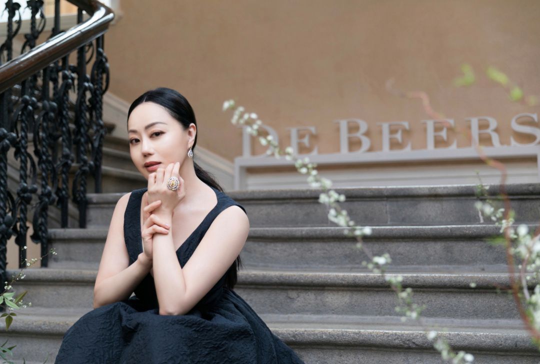 章小蕙真有"贵妇范",穿黑色连衣裙端庄稳重,高贵精致又有气场