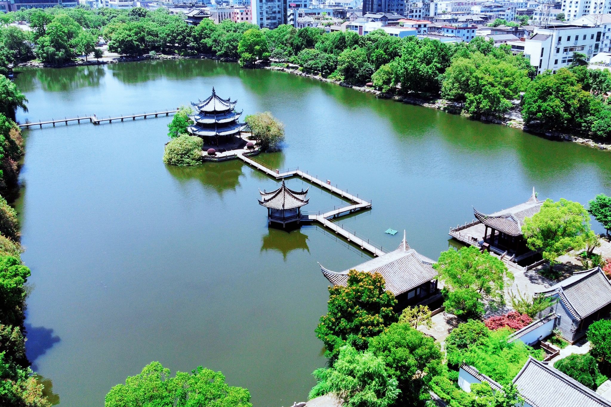 临海也有一个东湖,被诗人誉为小西湖,面积不大却亭台楼阁遍布