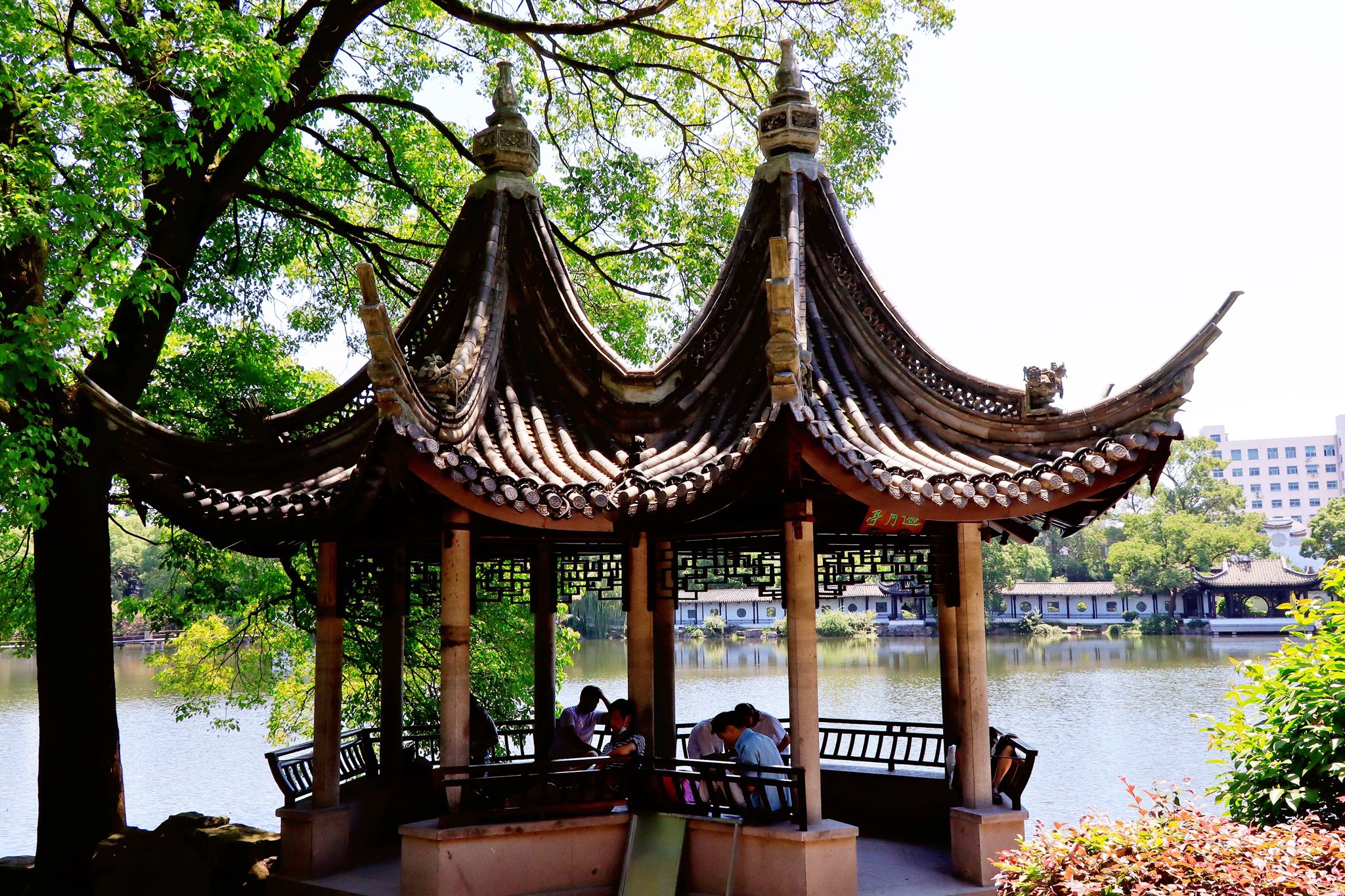 临海也有一个东湖,被诗人誉为小西湖,面积不大却亭台楼阁遍布