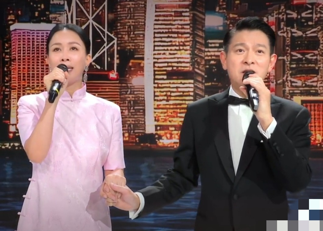 天王天后罕见同框!那英刘德华时隔24年再合作,俩人牵手太般配