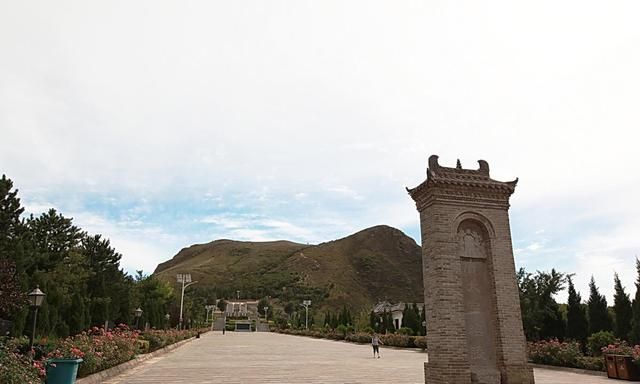 唐太宗昭陵:被誉为唐墓中最奢华的帝王陵墓之一,吸引众游客前往