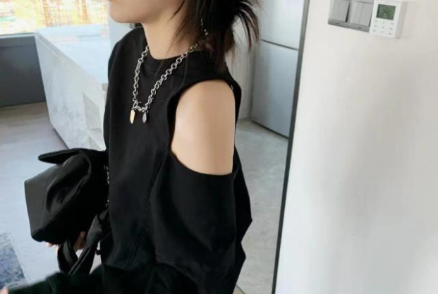 揭秘:为什么女生打疫苗都要露香肩?__财经头条