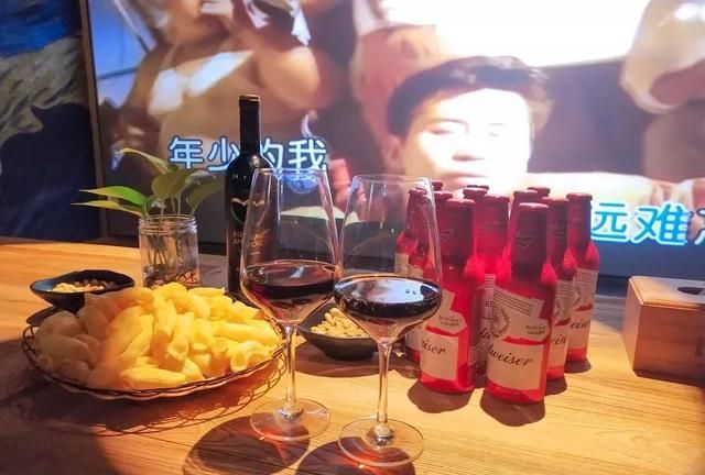 ktv里常有酒水供应,各种饮料以及啤酒,红酒都有,但却是没有白酒供应的