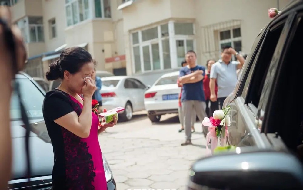 贵州外孙女出嫁外公不舍小棉袄哭成泪人隔辈亲哭嫁感动众人