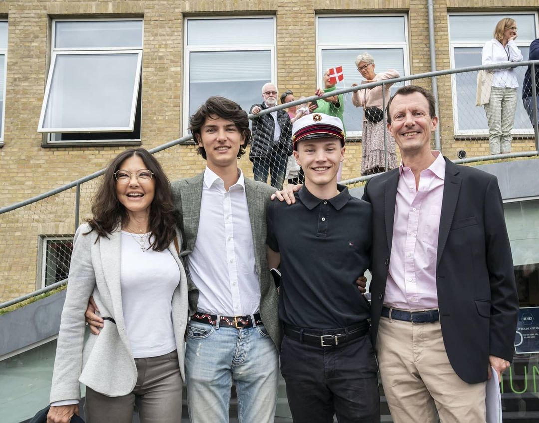 华裔王妃文雅丽一家合体,幼子牛仔裤好脏,让俩儿子从小讲中国话