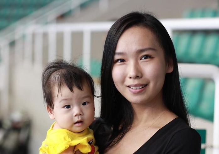 结婚三年抱1岁女儿办婚礼,现31岁身价过亿|张成龙|赵紫嫣|婚礼_新浪