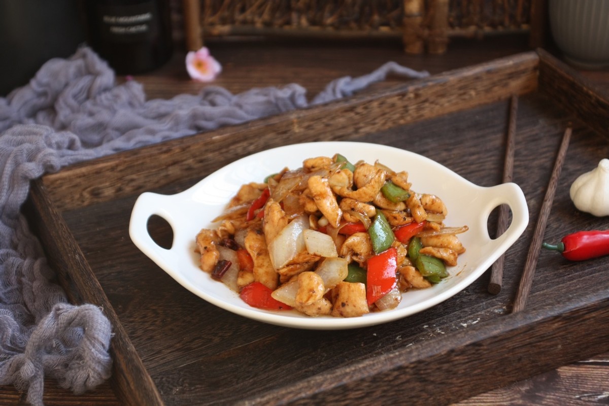 洋葱新吃法搭配鸡肉翻炒美味营养