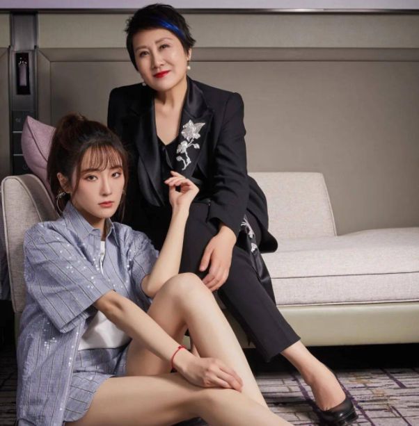 张凯丽母女新合照曝光,穿搭时髦如同姐妹,节目争执不影响母女情