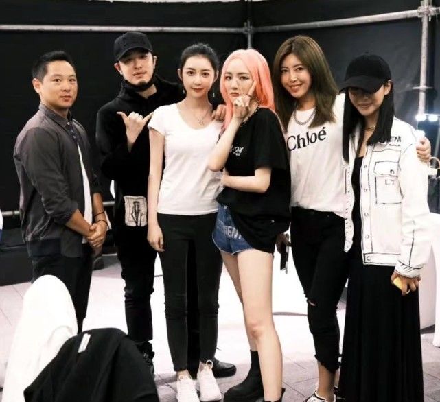 直到6月28日,孟佳的一位好友公开了这张大合照