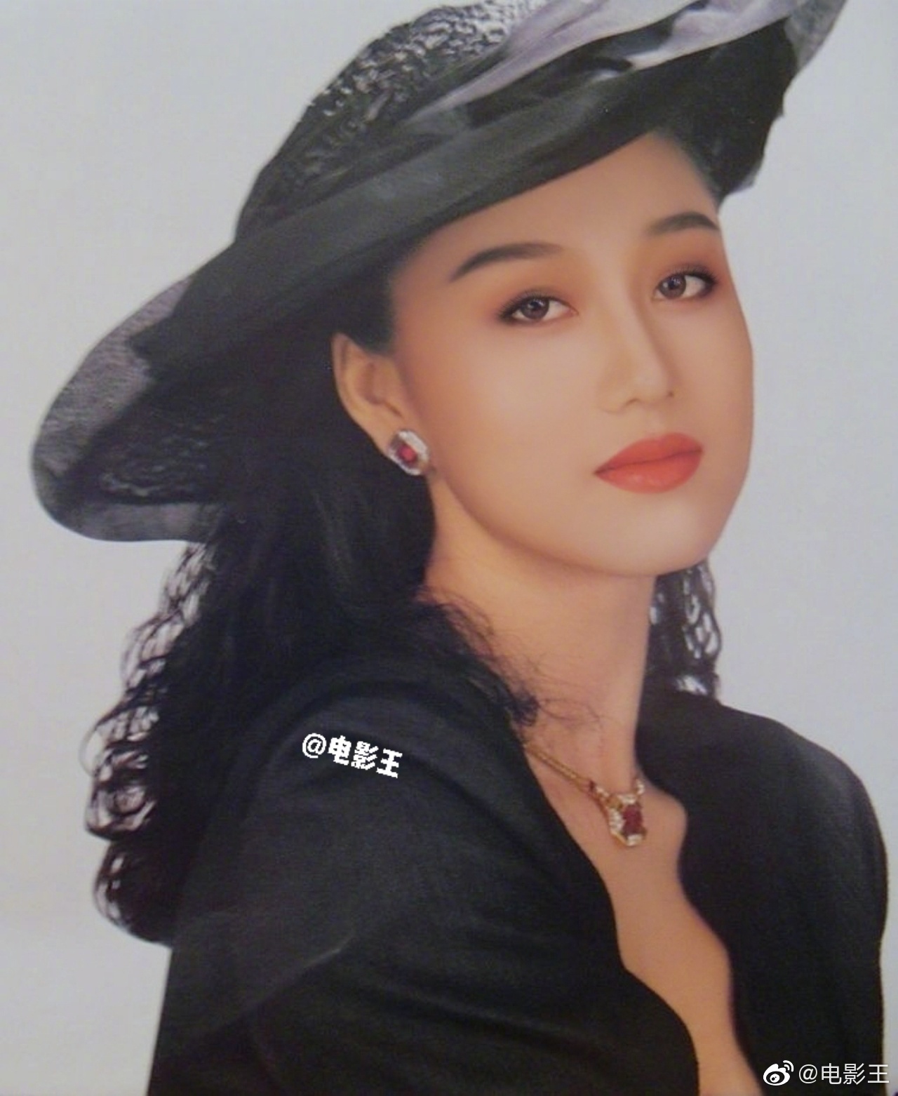 26岁的利智造型和服装今天看很土