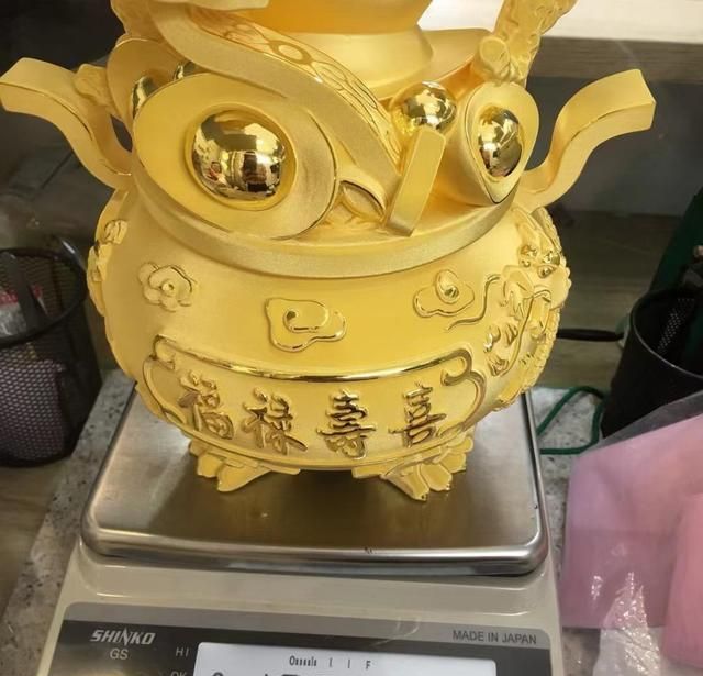 女子抱来一个金摆件,一公斤黄金做出的要卖掉,最后一算账赔钱了