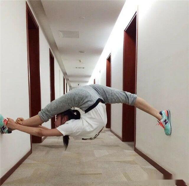 体操"新版一字马女神"舒思瑶,穿黑色套裙,宛如白莲花般娇艳