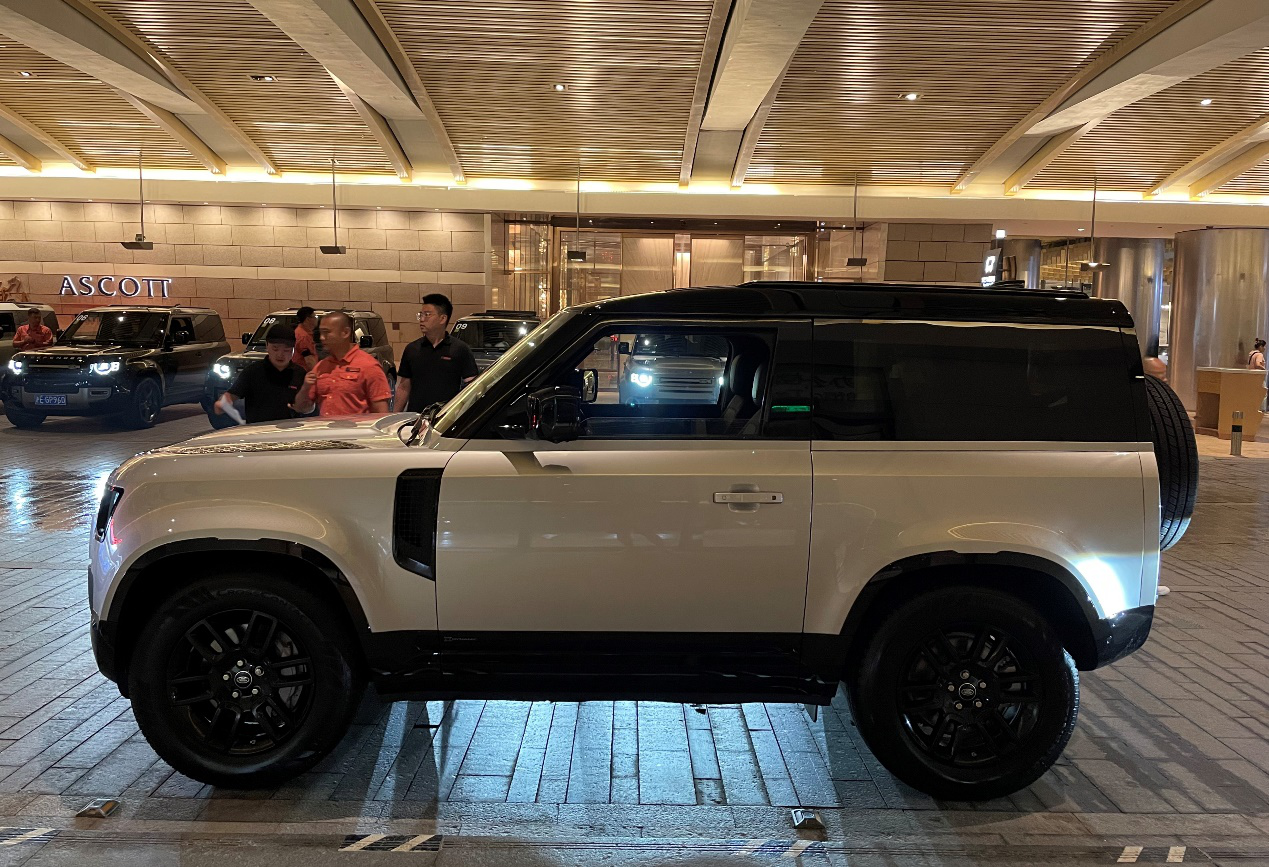 情怀和实力并存 双门短轴的极致玩乐,试驾路虎卫士90