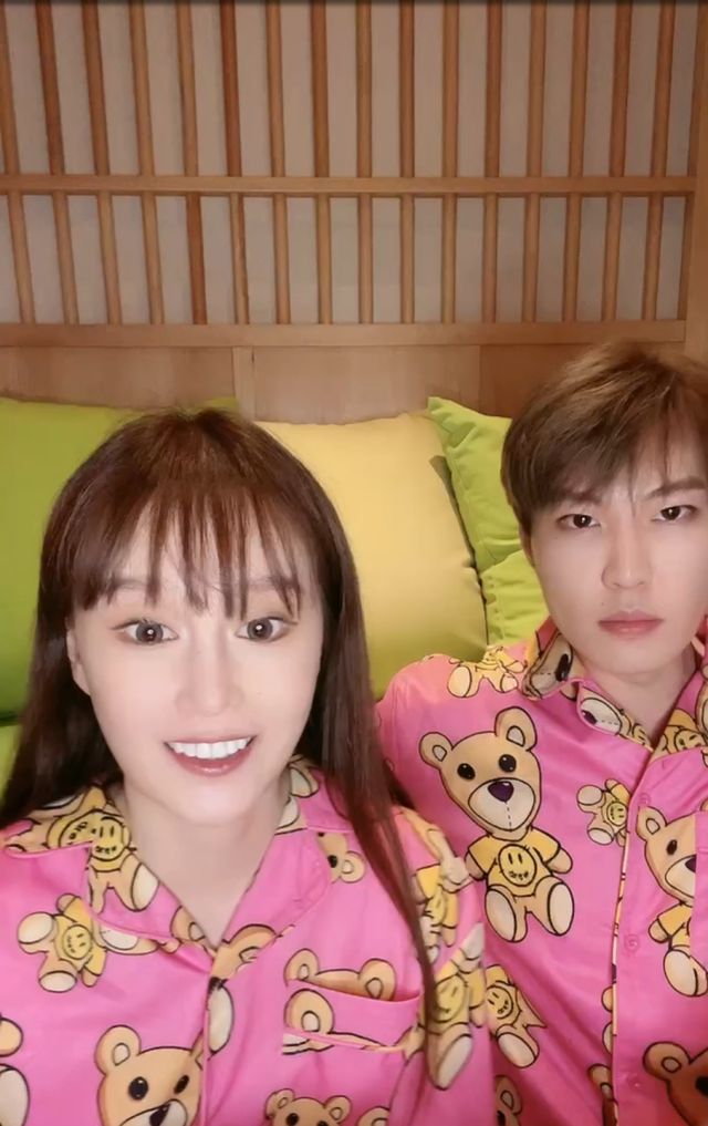 赵本山女儿球球直播回答网友刁钻问题称男友是普通人