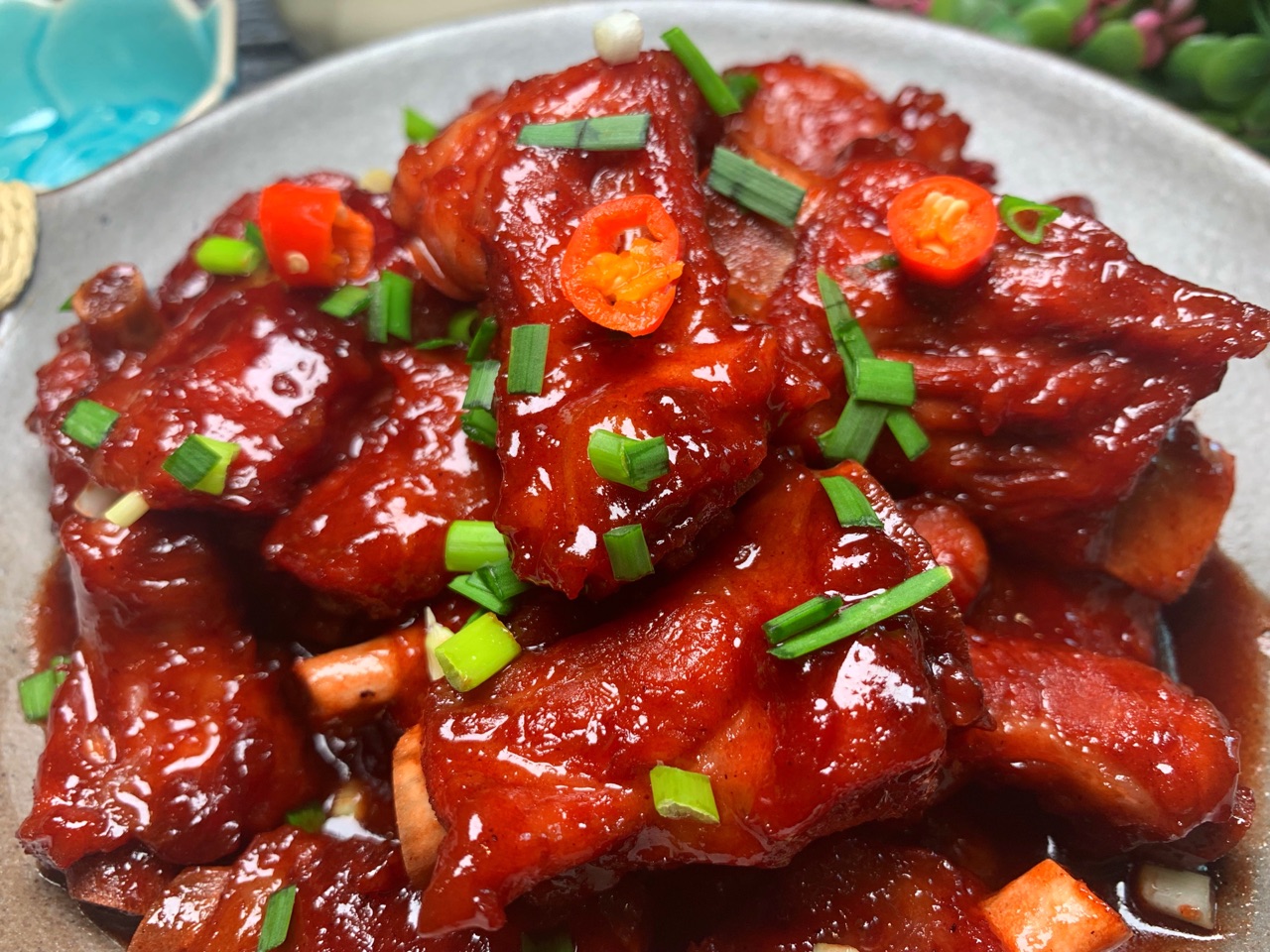 排骨和腐乳碰撞在一起,色泽红润,甜而不腻,搭配米饭,百吃不厌