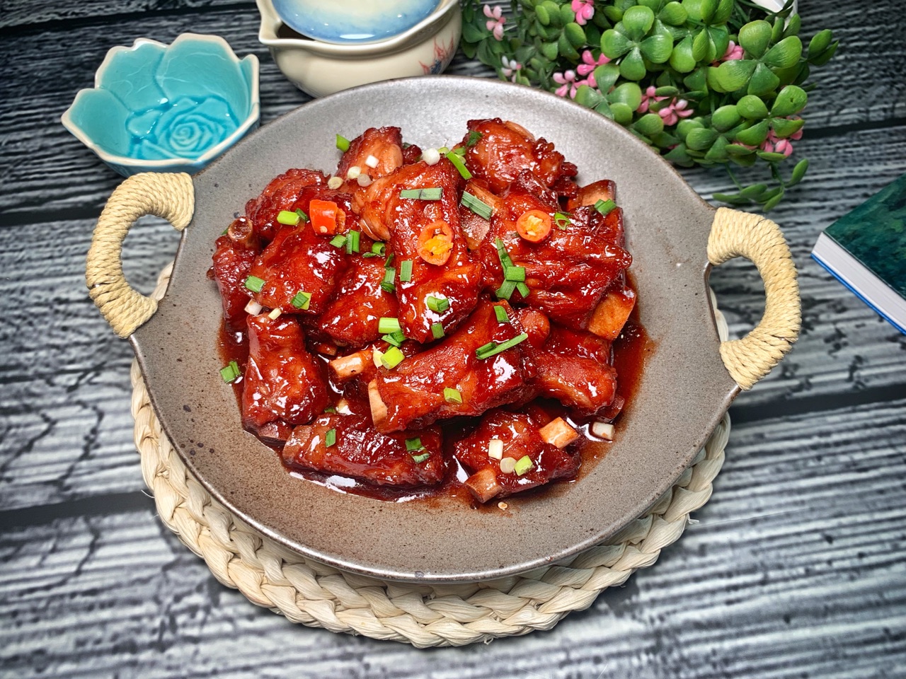 排骨和腐乳碰撞在一起,色泽红润,甜而不腻,搭配米饭,百吃不厌