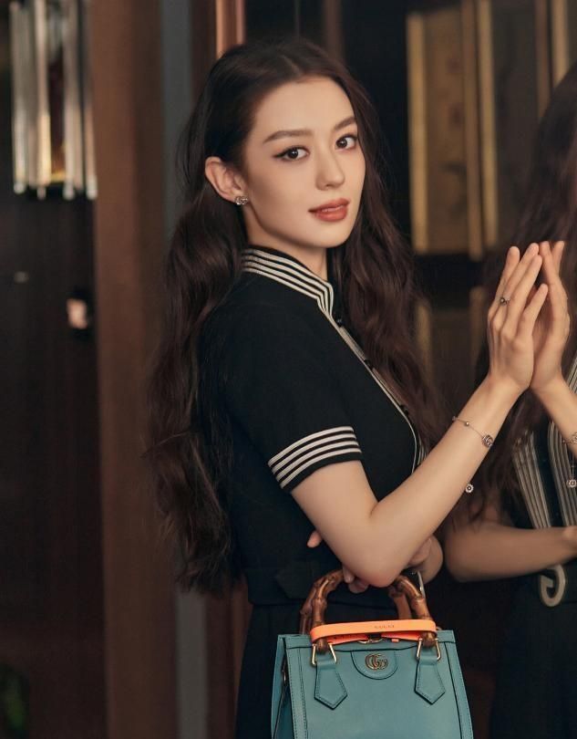 吉娜终于放弃大浓妆一袭紫裙淡妆出镜太温婉朗朗高攀了