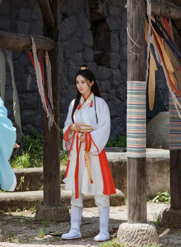 杨幂路透照流出,古装女侠又美又飒,重回"唐雪见"时期