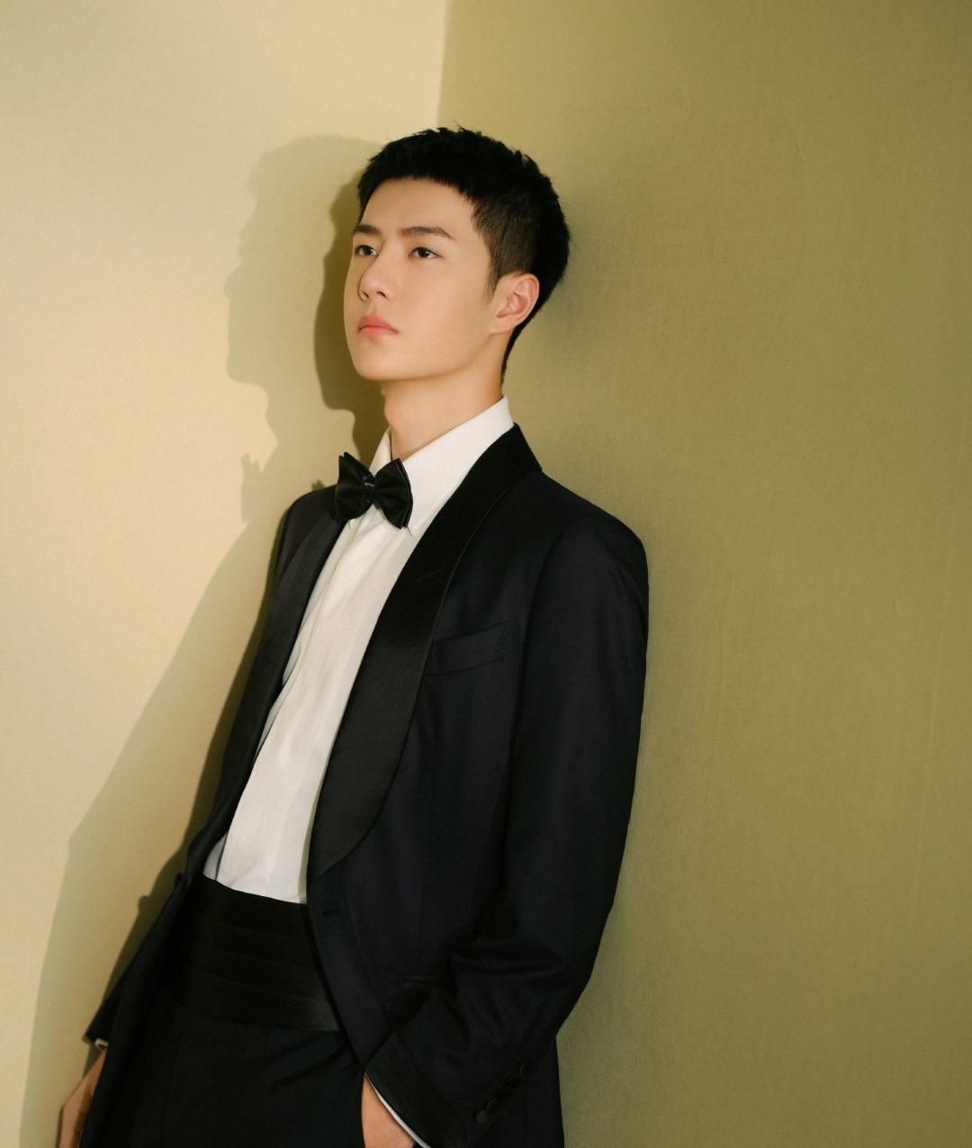 王一博拍摄禁毒公益宣传片,新造型短发寸头,配黑西装帅气十足