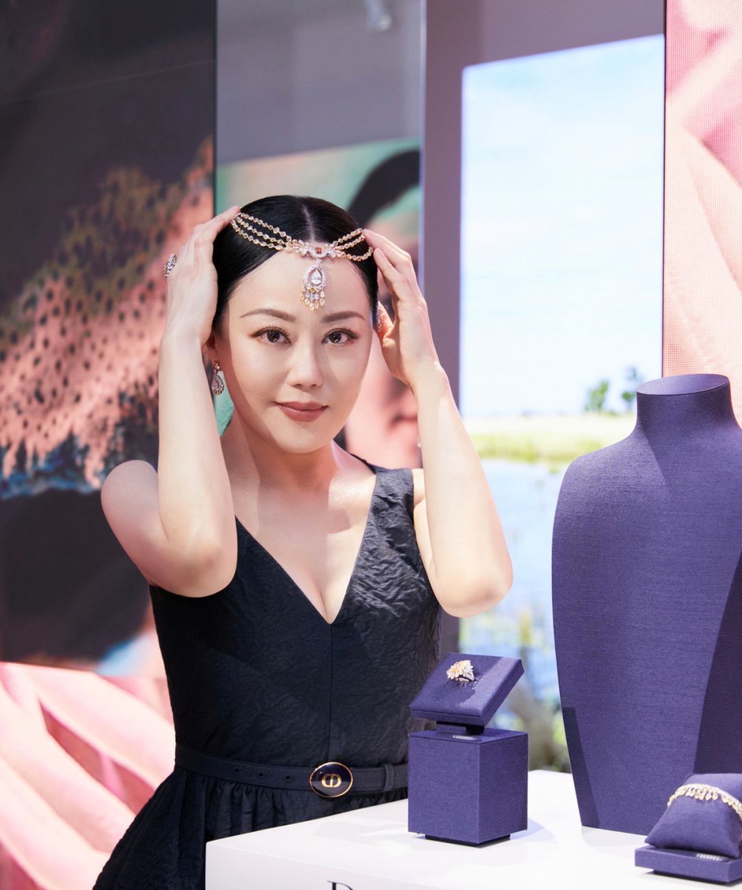 章小蕙真有"贵妇范",穿黑色连衣裙端庄稳重,高贵精致又有气场