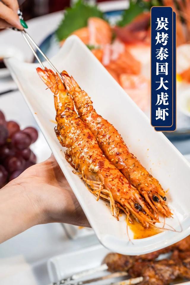 油光红亮的烤虎虾外壳酥脆,配上紧实咸香的虾肉,任谁吃了不说一句过瘾