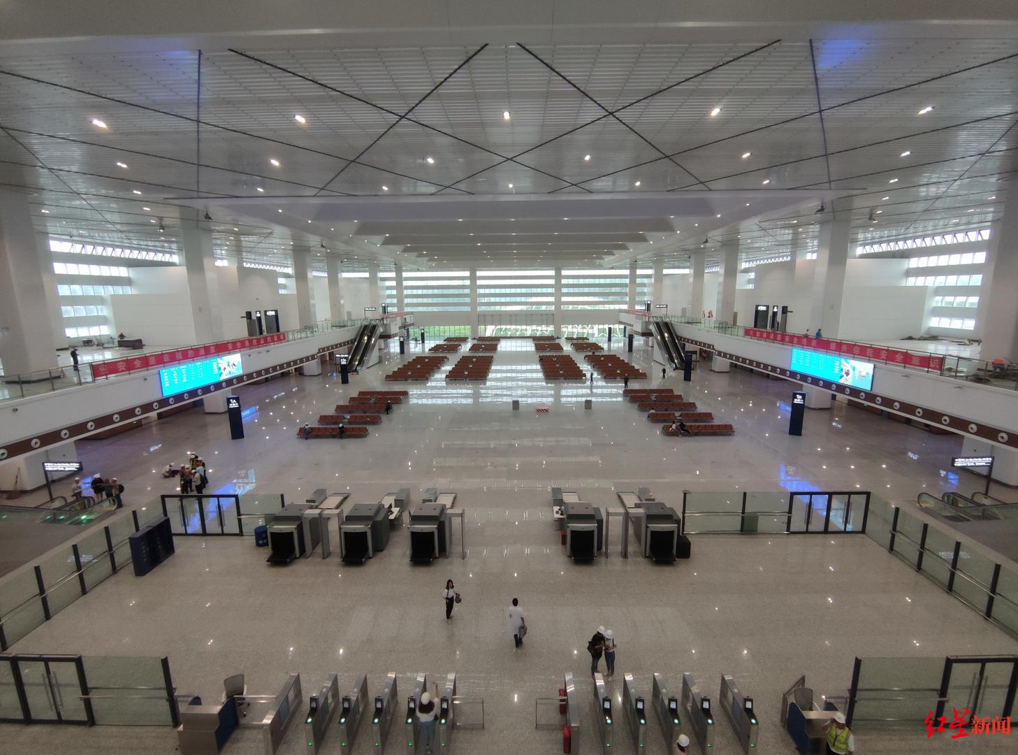 我的高铁我的城丨设计师说:自贡站候车大厅可容纳2万旅客,站房颜值