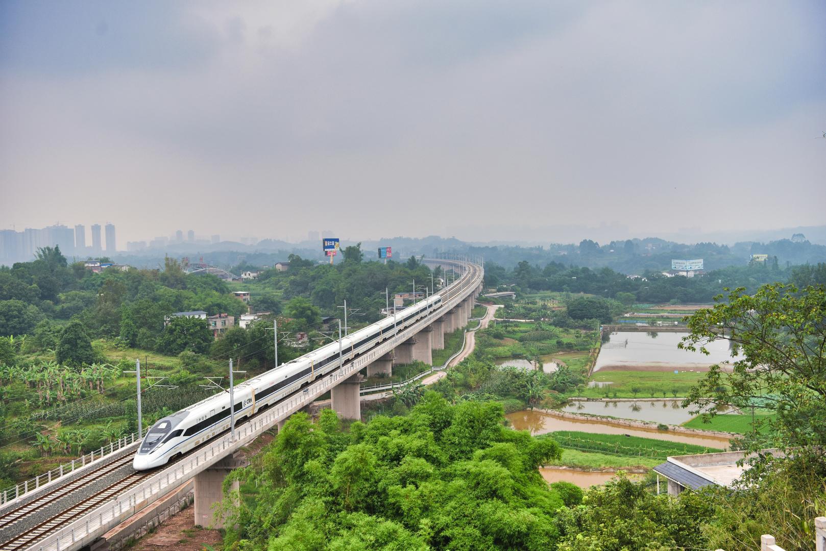 绵泸高铁内自泸段开通!时针拨快1小时,川南全面迈入"高铁时代"…|自贡