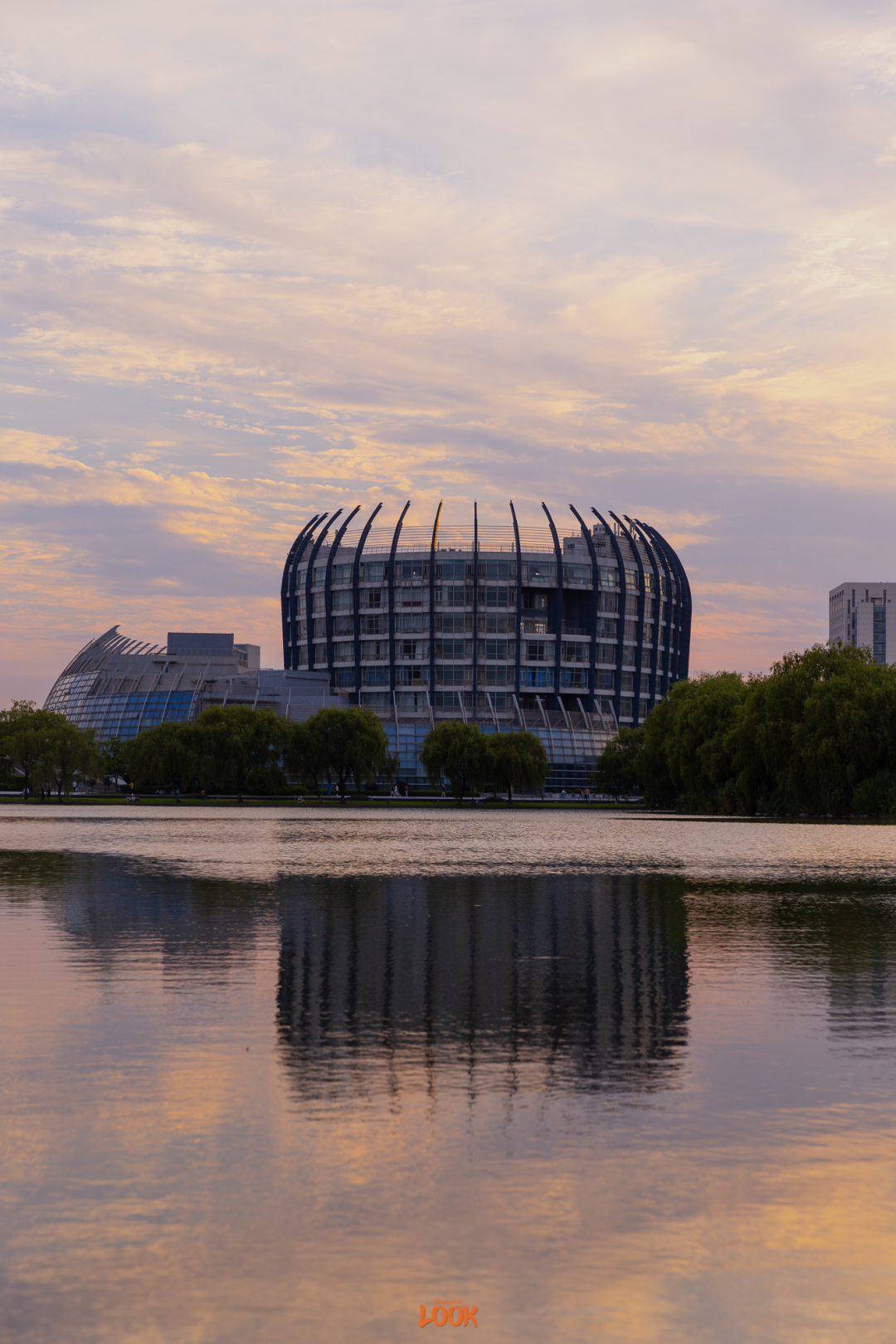 look | 东华大学,今年70周岁了