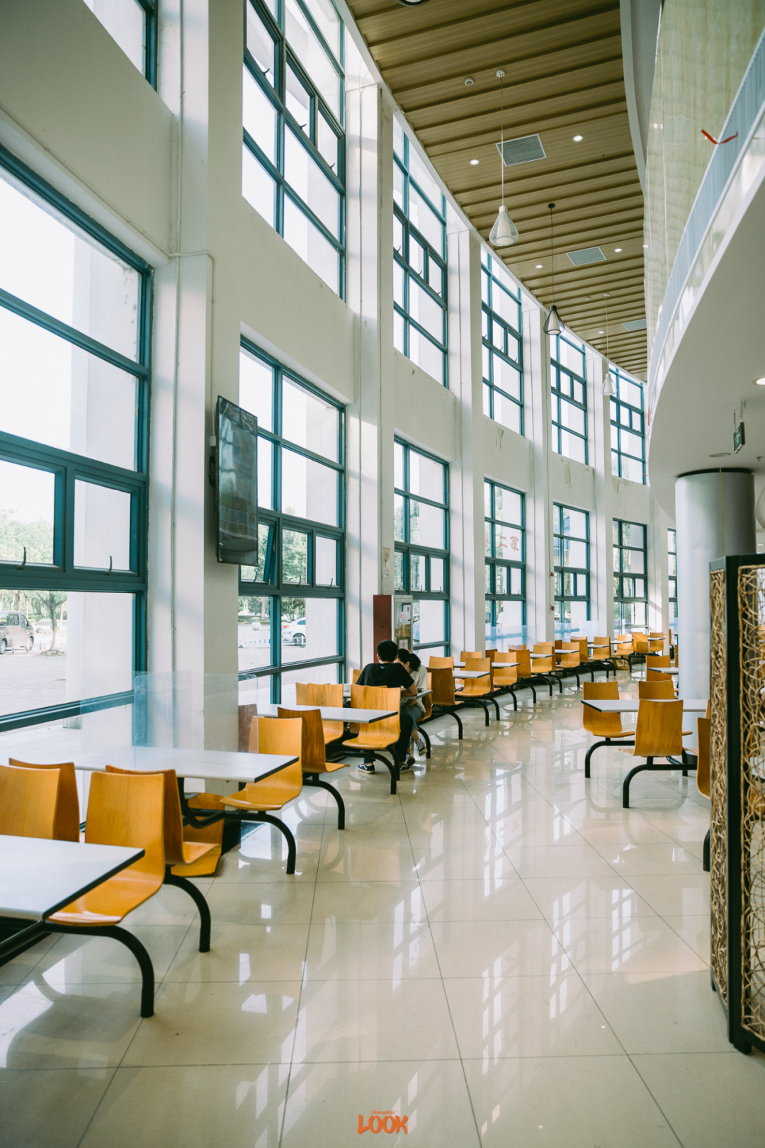 look | 东华大学,今年70周岁了