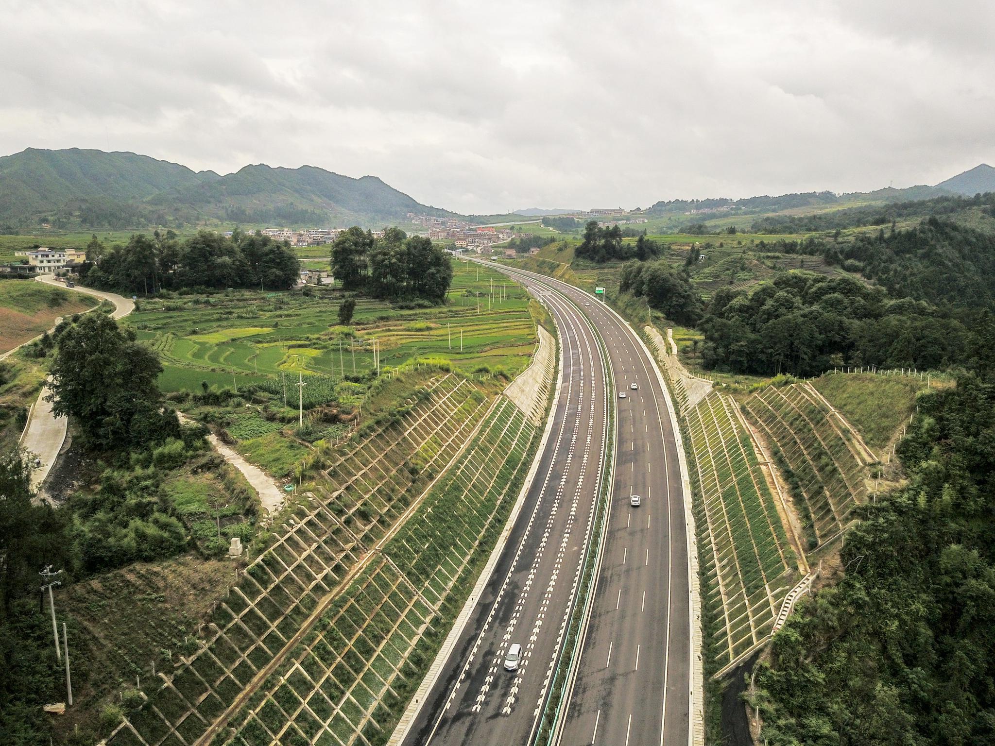 贵州都安高速公路建成通车