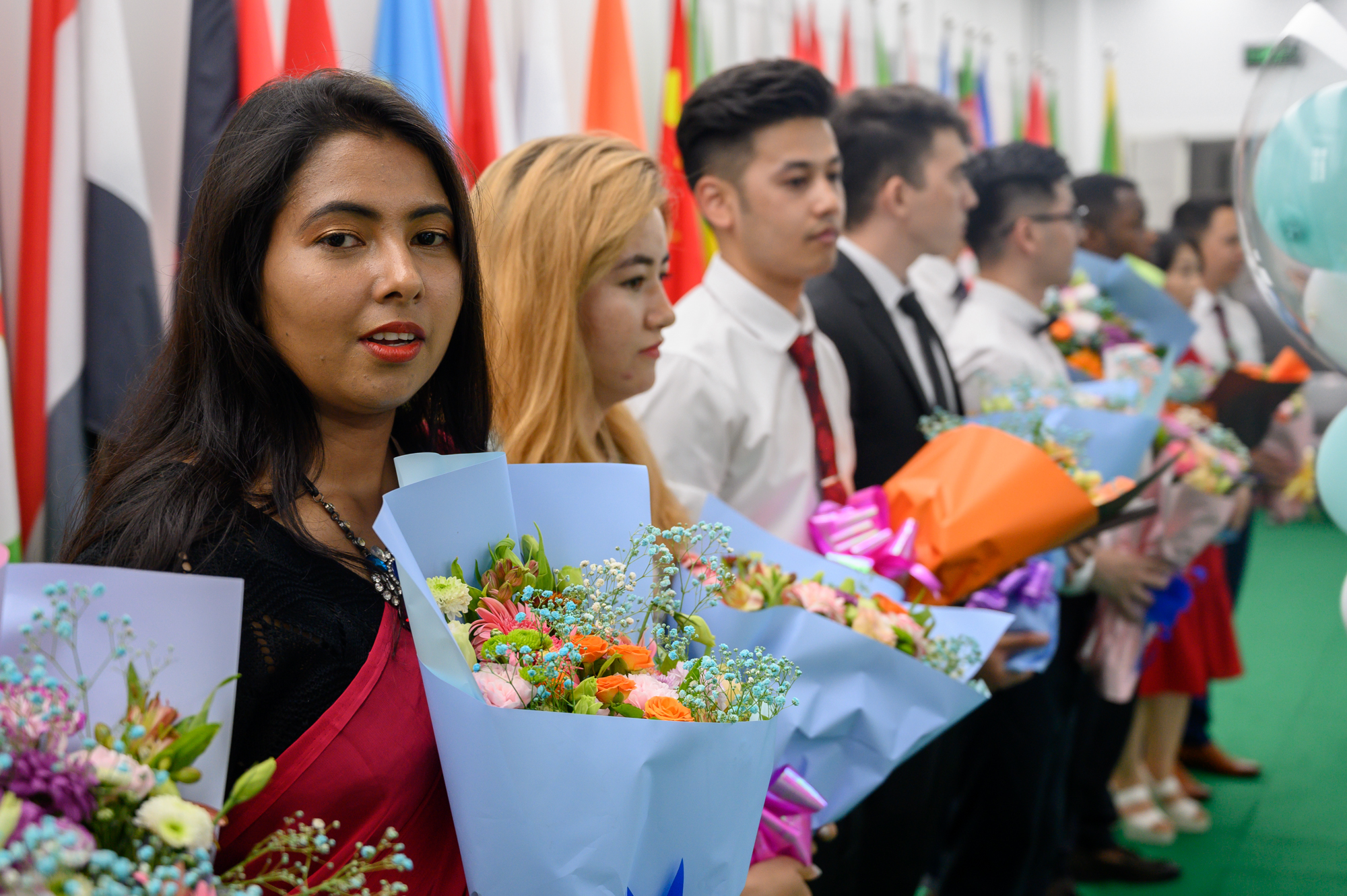 太原高校办外国留学生毕业典礼不同肤色学生依依不舍拍照留念