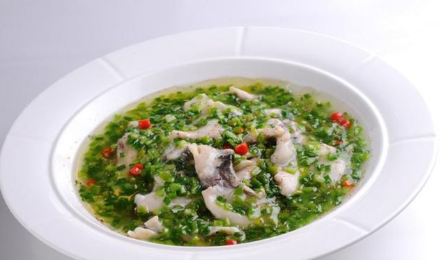 葱椒鱼片,这道菜味道咸鲜麻香,非常开胃可口