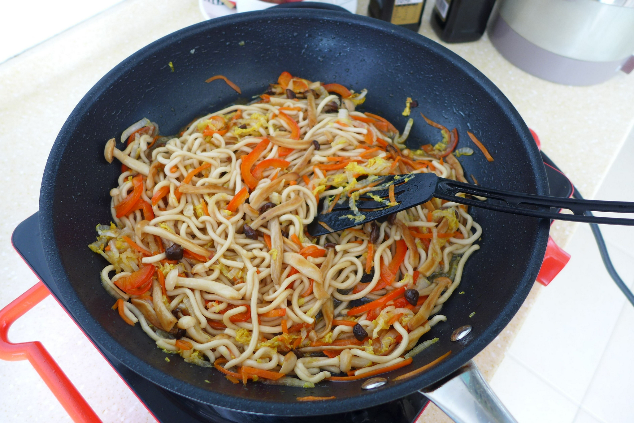 美味的娃娃菜肉片炒面