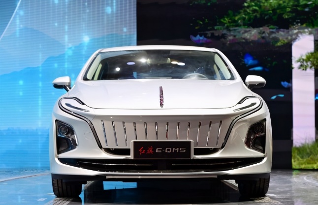 与众不同的是,红旗e-qm5采用4座设计,还只面向高端网约车市场.