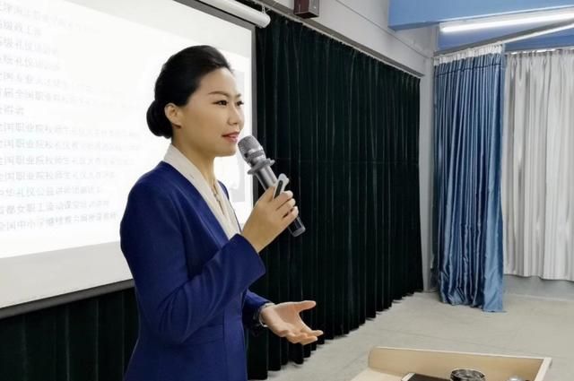 陕西女老师上课走红被称作女神着装引起网友注意