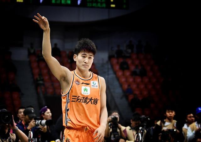 三分命中率42.3%!现役最能投的小个子,姜伟泽为何无缘国家队