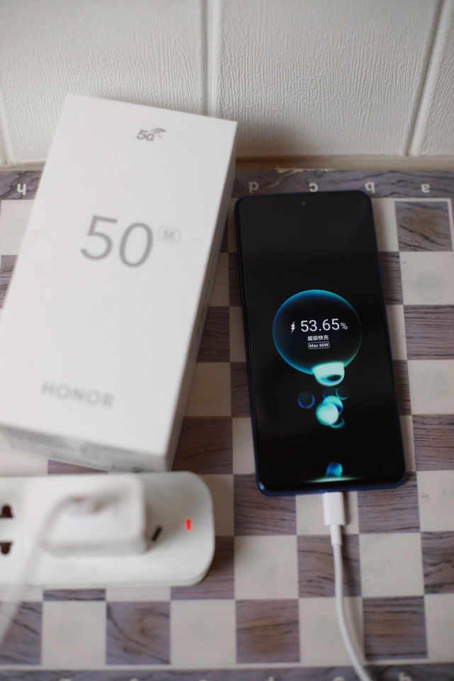 既有更快的充电速度,也能减小电池的体积,是荣耀50 se更加轻薄