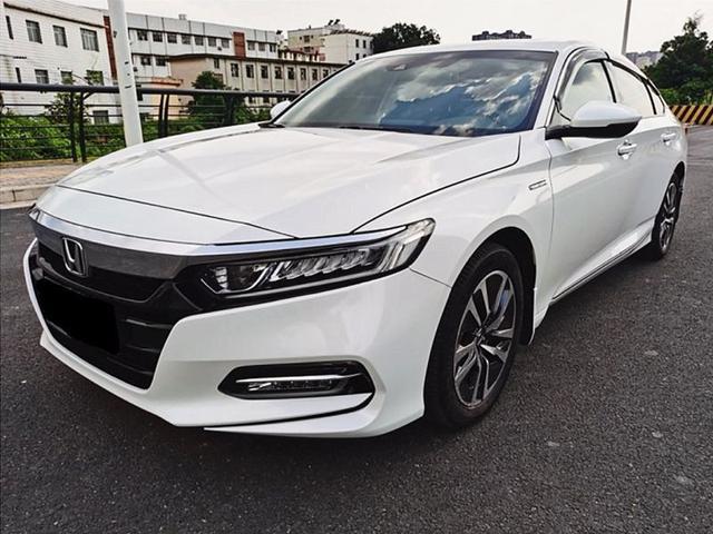 相比于旧一代的雅阁, 十代雅阁多了一些年轻感,运动感 但由于技术不到