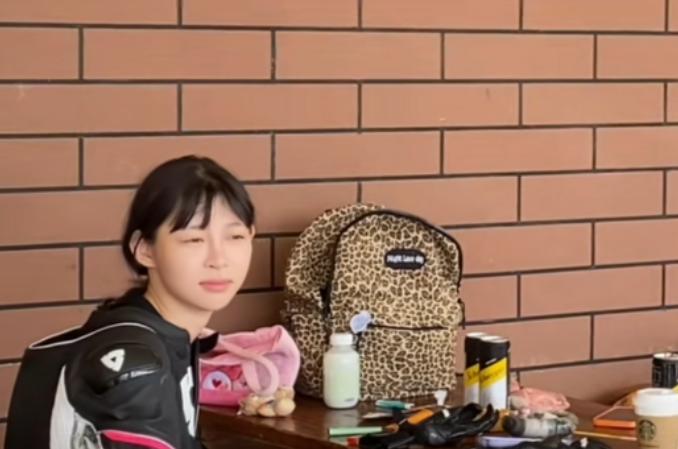 痞幼人气逐渐低迷,自身颜值恐拖她后腿,新照被吐槽像奥特曼