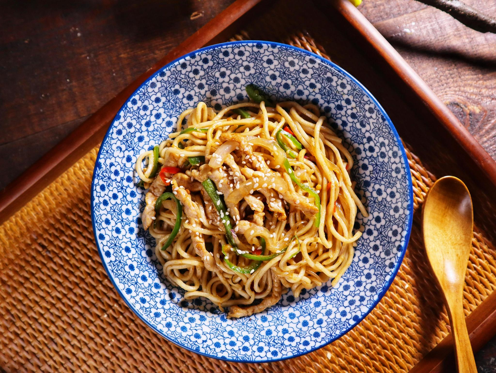 美味的娃娃菜肉片炒面