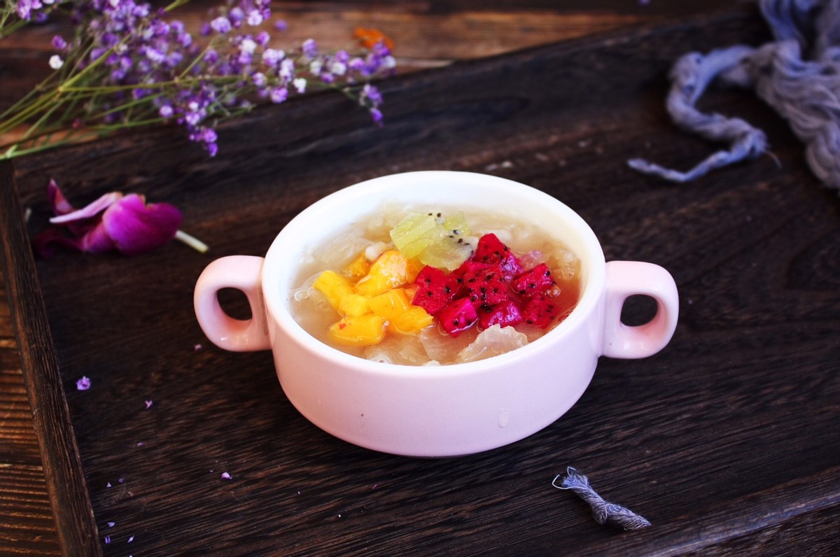 银耳搭配水果直接煮成粥好吃又降暑