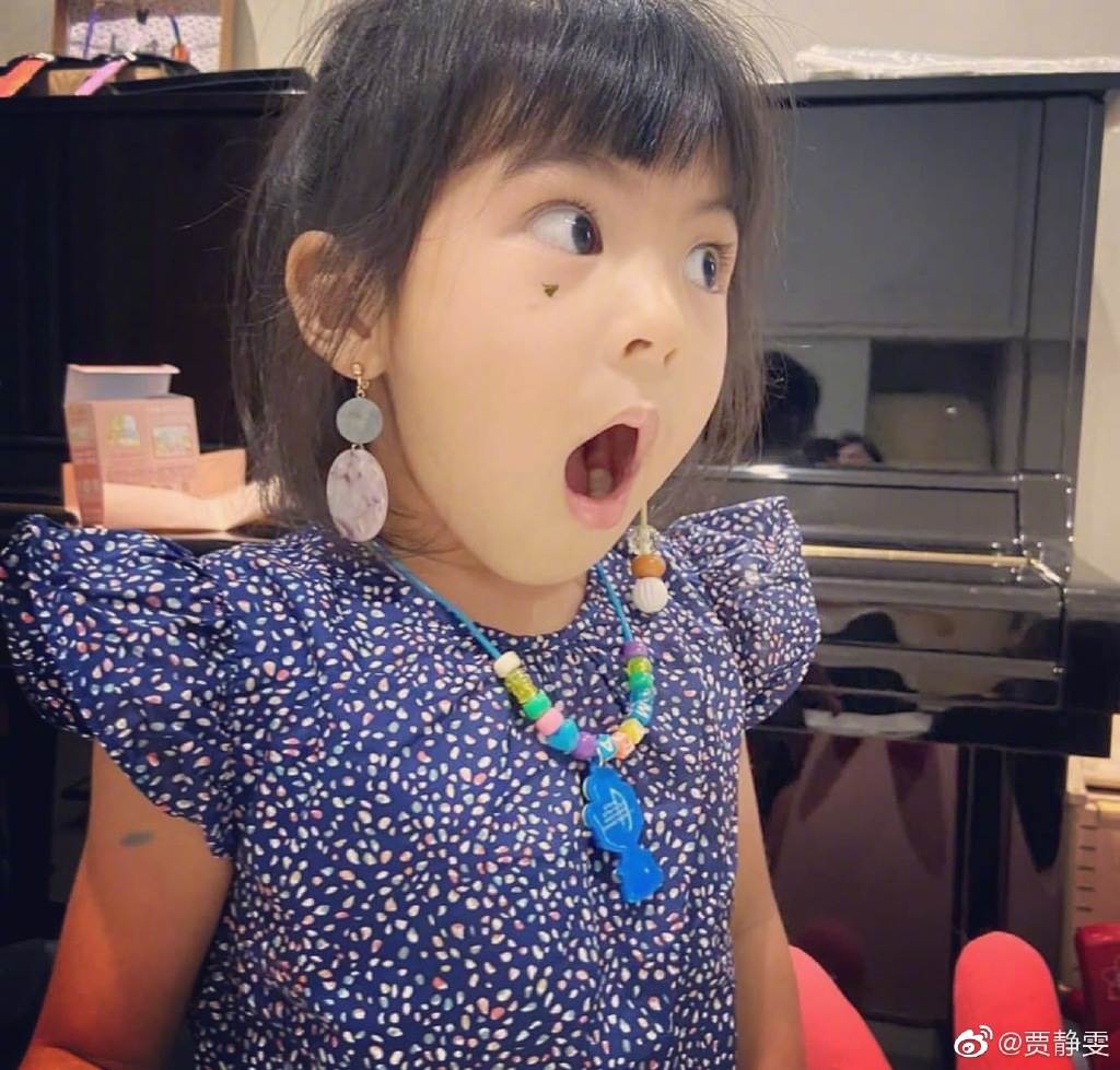 贾静雯晒咘咘波妞自画像,画风清奇面目狰狞,小孩的脑洞真难懂!