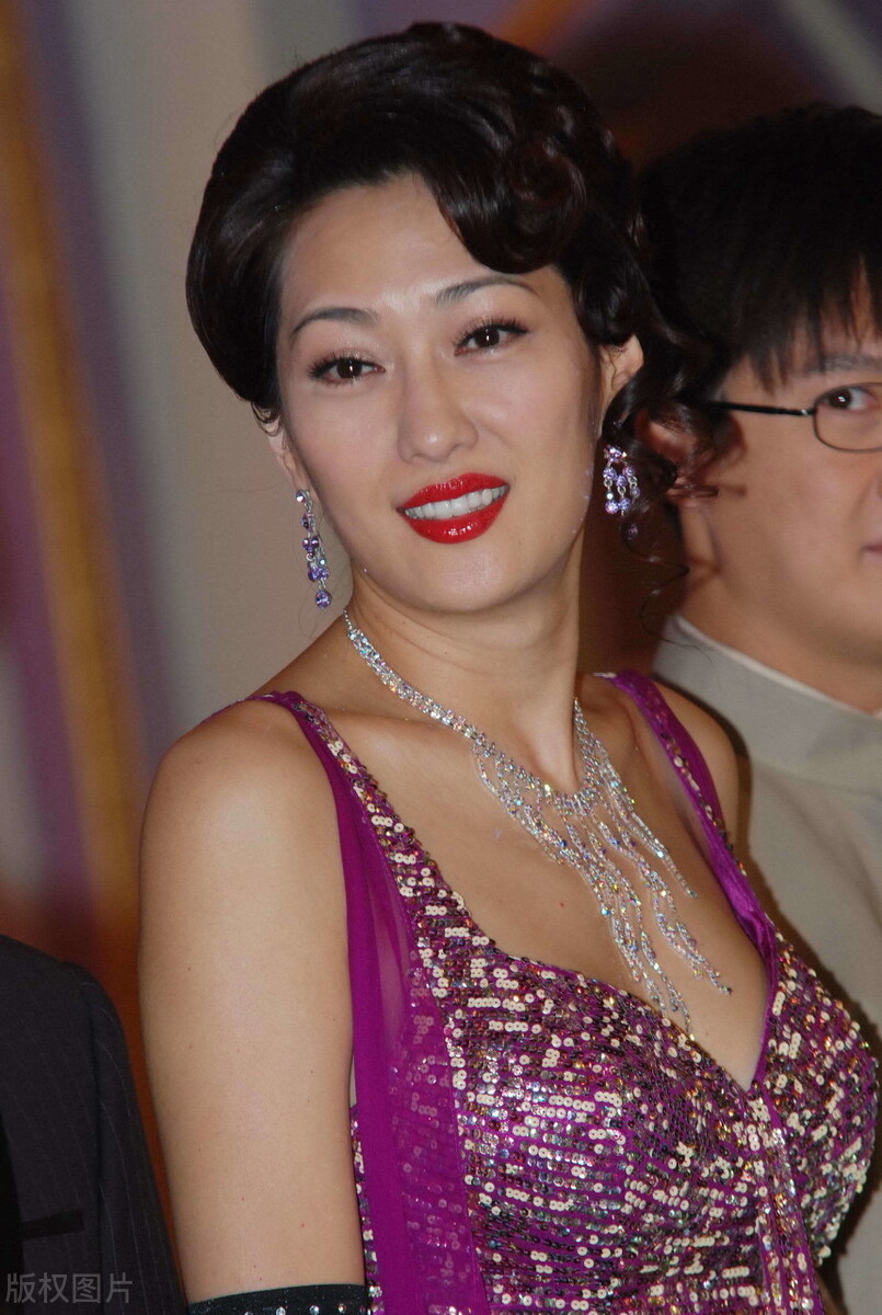 50多岁的孟广美她看起来光彩照人