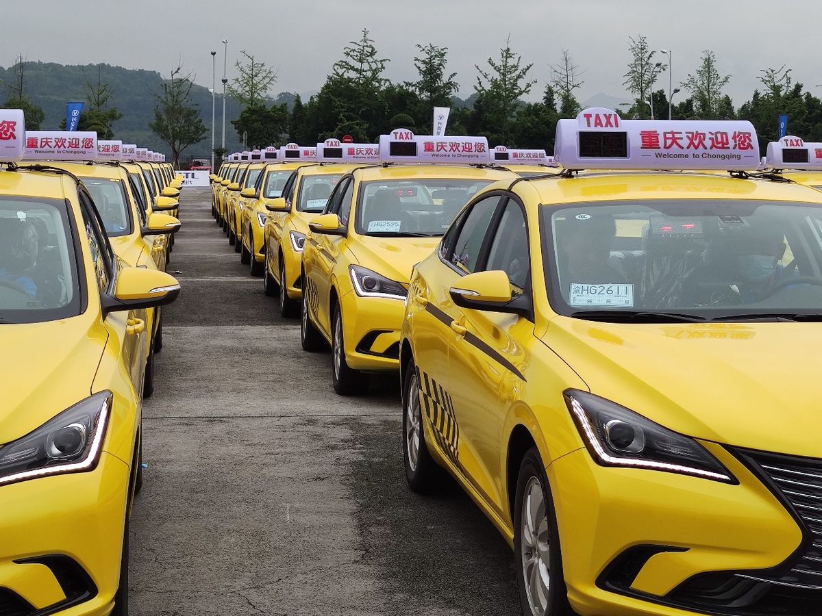 重庆"黄色法拉利"更新|长安逸动ev460换电版,20秒即换电-新浪汽车